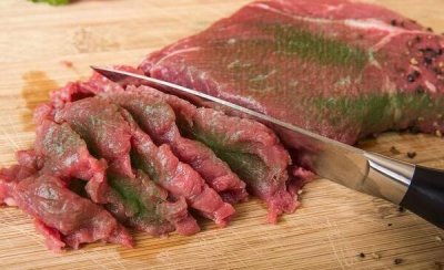 ​牛肉有点变味怎么处理？切成牛肉丝用辣椒煎炒完美去味